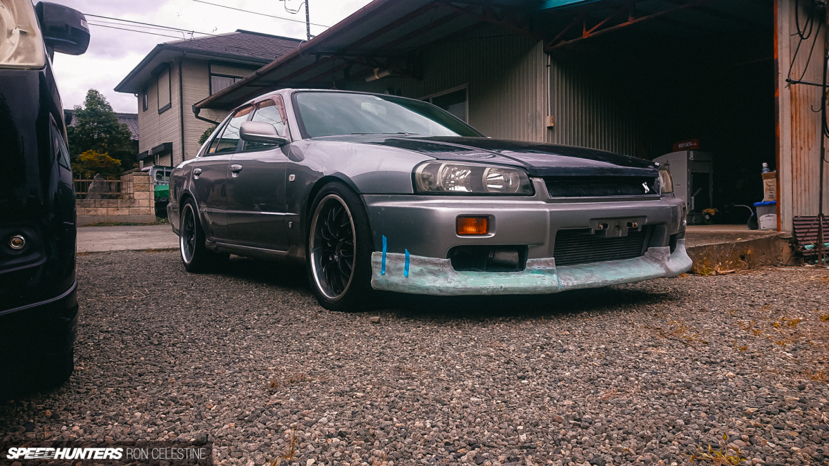 Speedhunters_Ron_Celestine_ProjectRough_R34Skyline_GTT_CarbonFiberLip_NandemoDesign-19