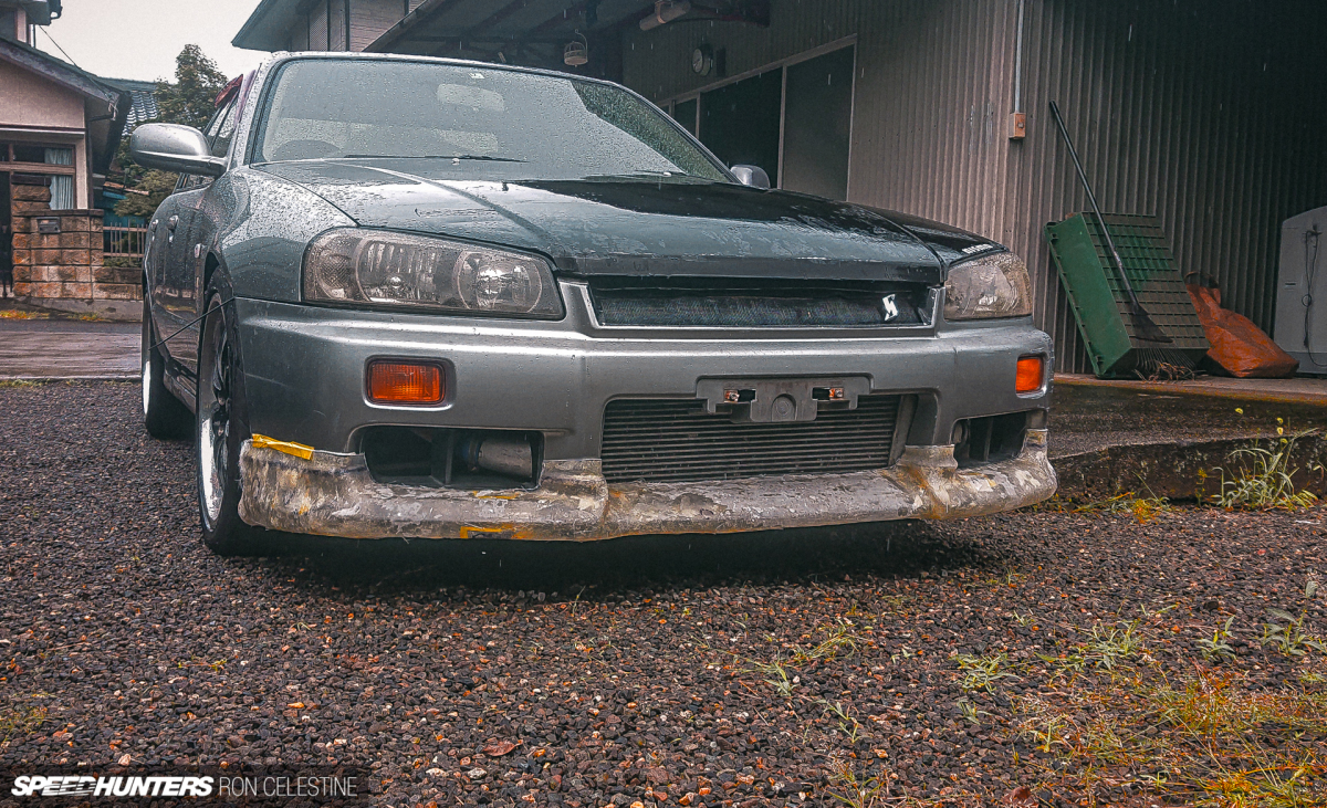 Speedhunters_Ron_Celestine_ProjectRough_R34Skyline_GTT_CarbonFiberLip_NandemoDesign-8