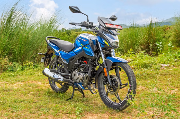 Hero Glamour X front right static in field